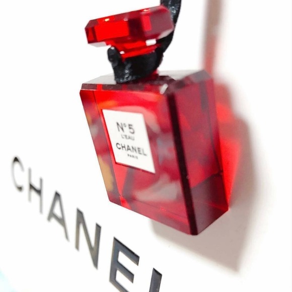 CHANEL Paris No 5 L’eau Red Plexiglass Perfume Bottle Charm Pendant Necklace - Picture 2 of 11